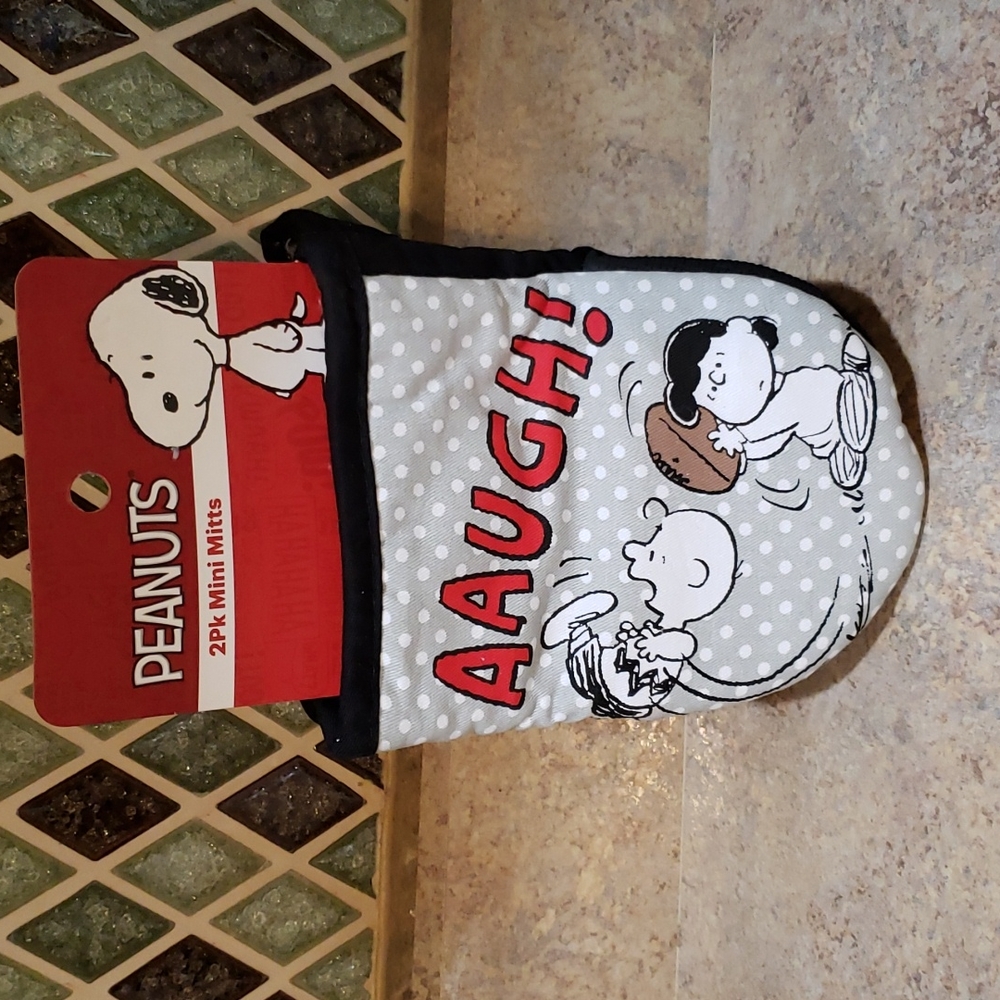 2 pk Peanuts Charlie Brown Lucy Football mini mitts NWT